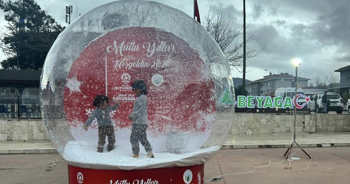 Beyağaçlılar yılbaşı hatıralarını dev kar küresiyle ölümsüzleşiyor