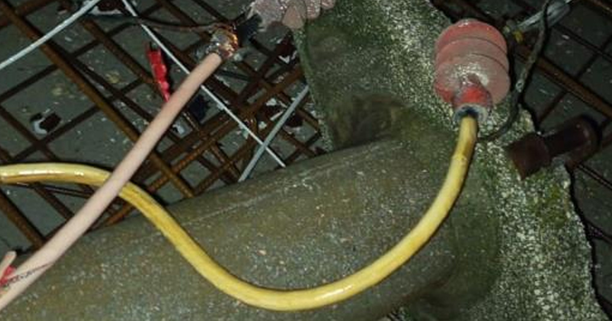 Yüksek gerelim hattı inşaata devrildi