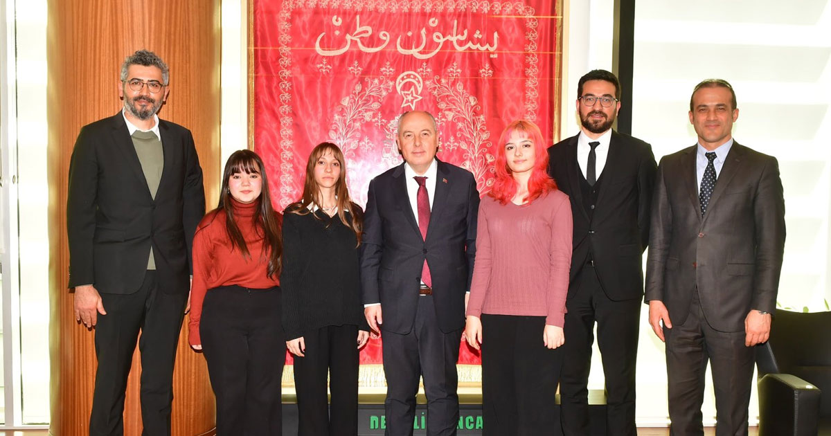 Lise öğrencilerden kalem işi camiler için proje