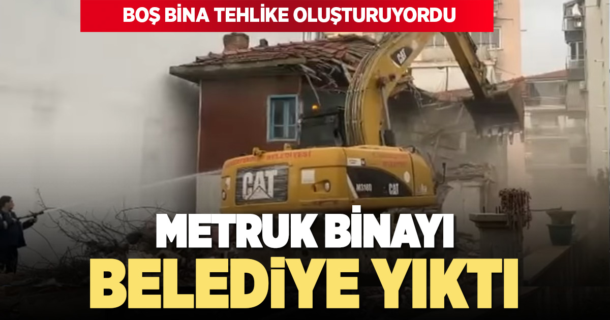 Belediye ekipleri metruk binayı yıktı