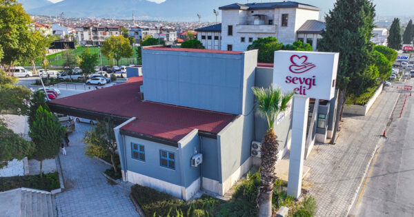 Sevgi Eli, afetzedeler dahil binlerce kişiye ulaştı