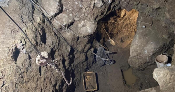 Mezarlıkta kaçak kazı yapan muhtar ve 3 ortağı suçüstü yakalandı