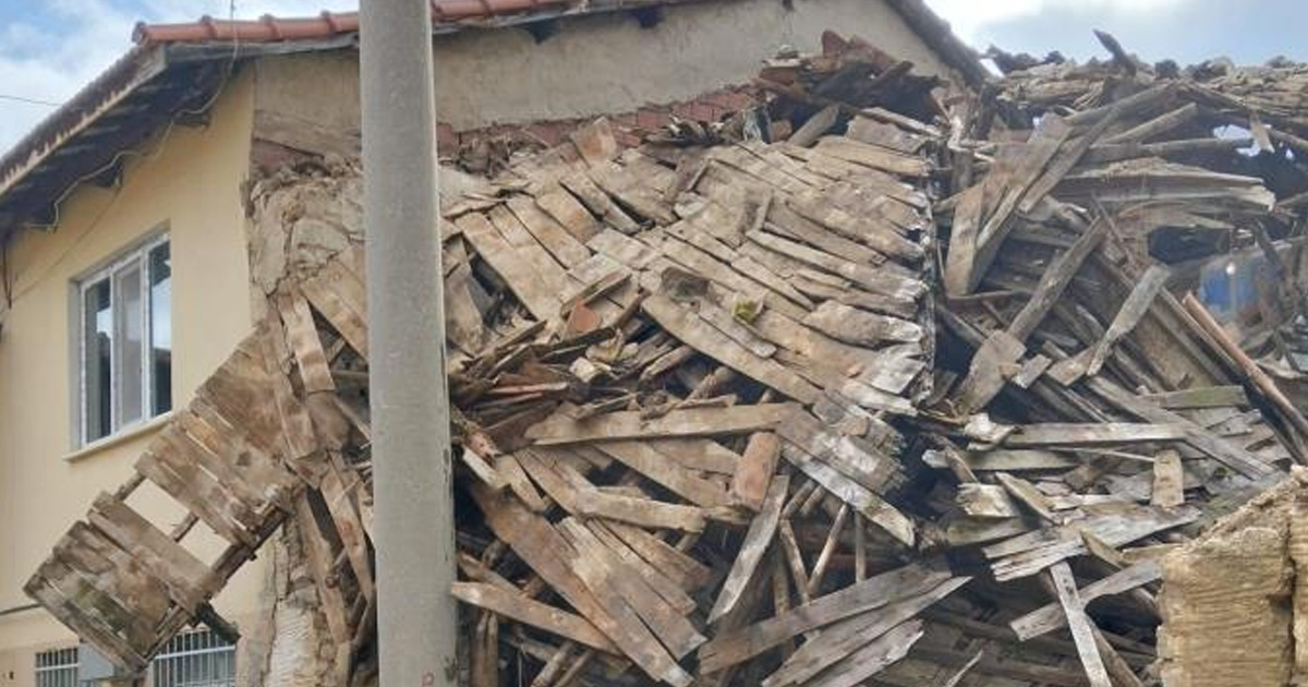 Denizli’de metruk ev çöktü
