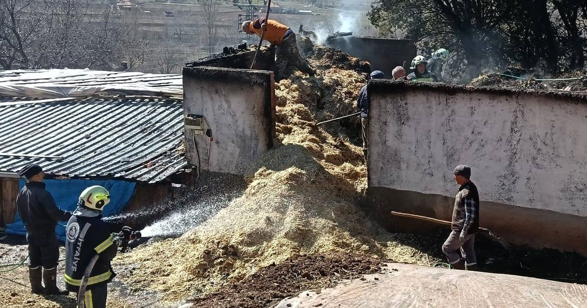 Çameli’nde samanlık yangını