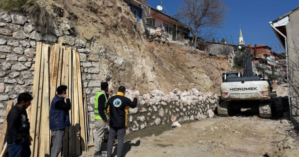 Heyelanın yıktığı yol yenileniyor