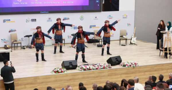 Kültür ve sanat yarışmalarında sahne gençlerin