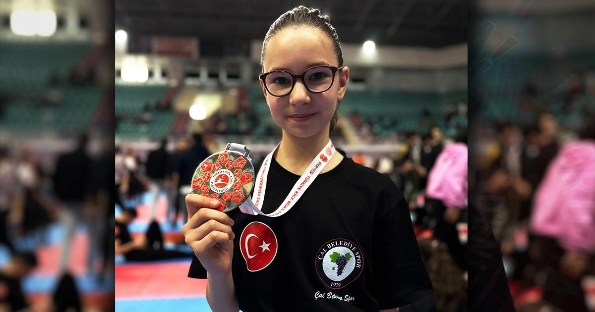 ÇALLI MİNİK ŞAMPİYON HAZAL ERBAY’DAN TÜRKİYE İKİNCİLİĞİ