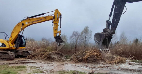 Acıpayam’da tarlalar taşkından kurtarıldı
