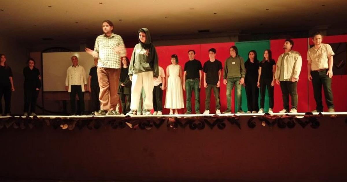 ‘Kırık Işıklar’ tiyatro oyunu ayakta alkışlandı