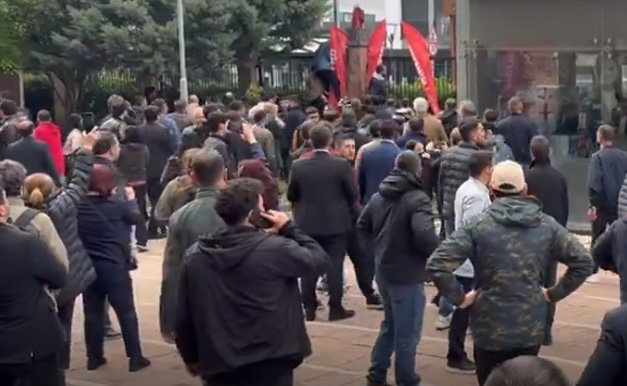CHP Genel Merkezi’nde tekme tokat kavga