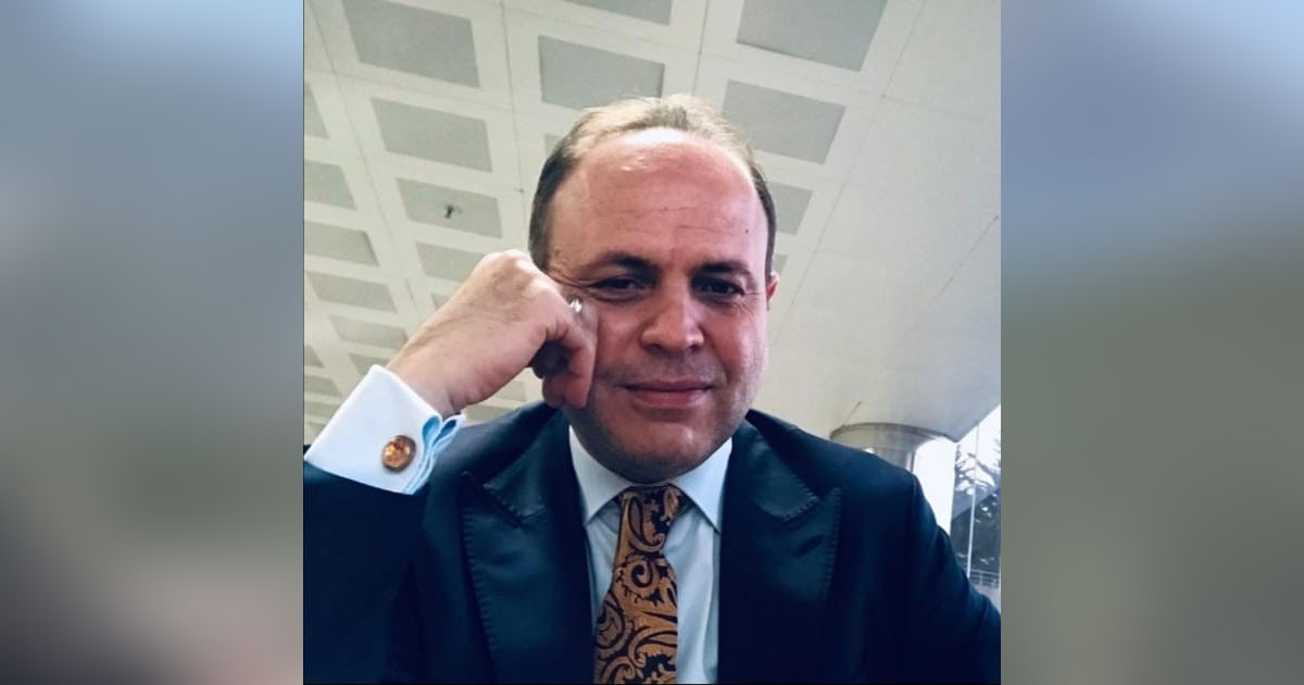 Geri gelen araç ilçe müdürünü ağır yaraladı