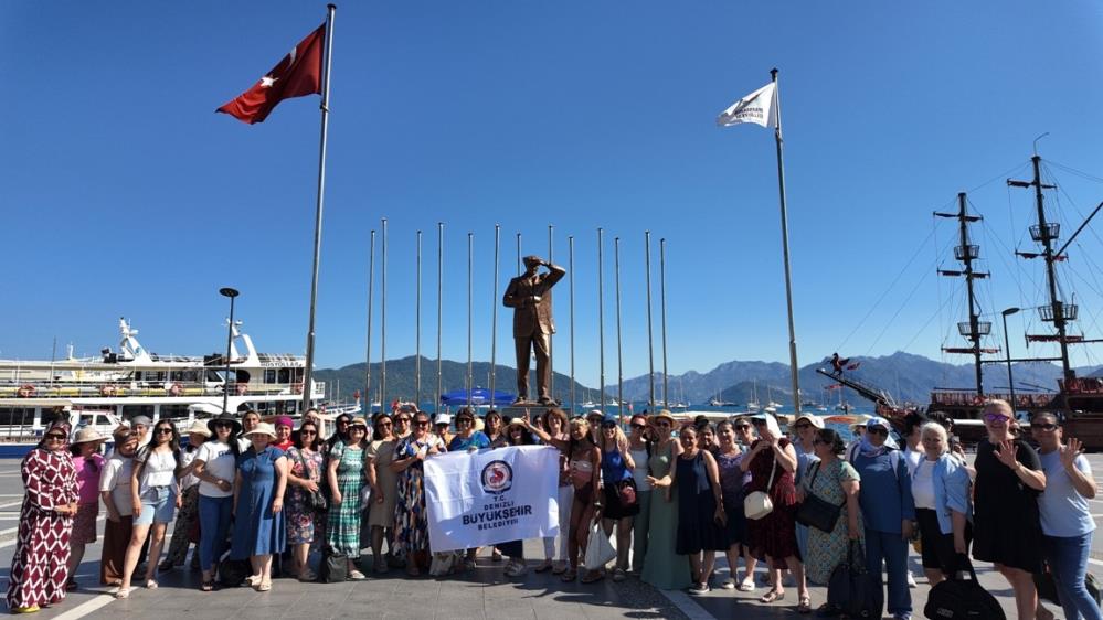 Denizli Büyükşehirin kurslarıyla yüzme öğrenen kadınlar denizle buluştu