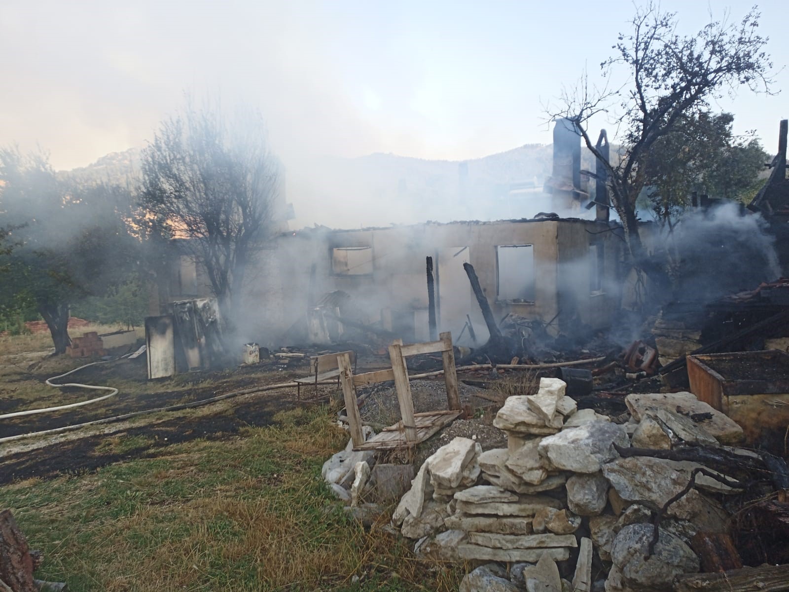 Tek katlı ev yangın sonrası harabeye döndü