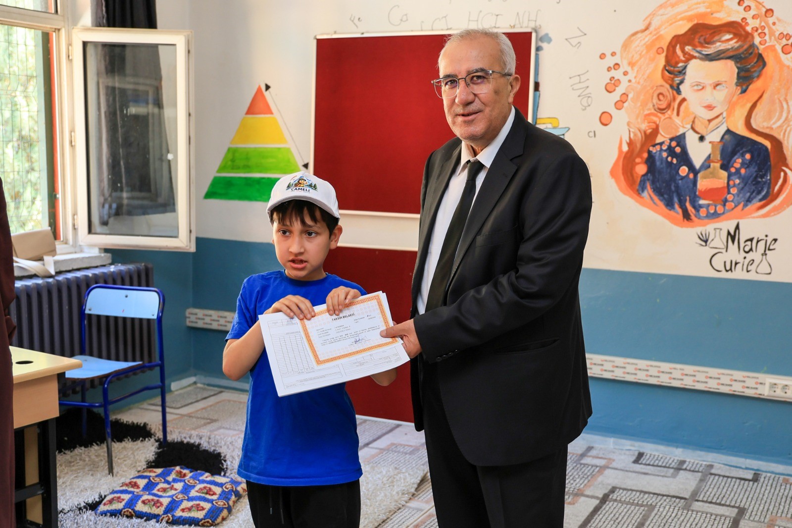 Başkan Arslan öğrencilerin karne heyecanına ortak oldu