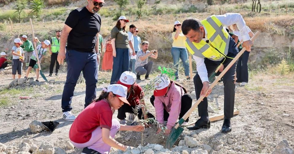 Doğayla buluşan çocuklar zeytin fidanlarıyla yeşile katkı yaptı