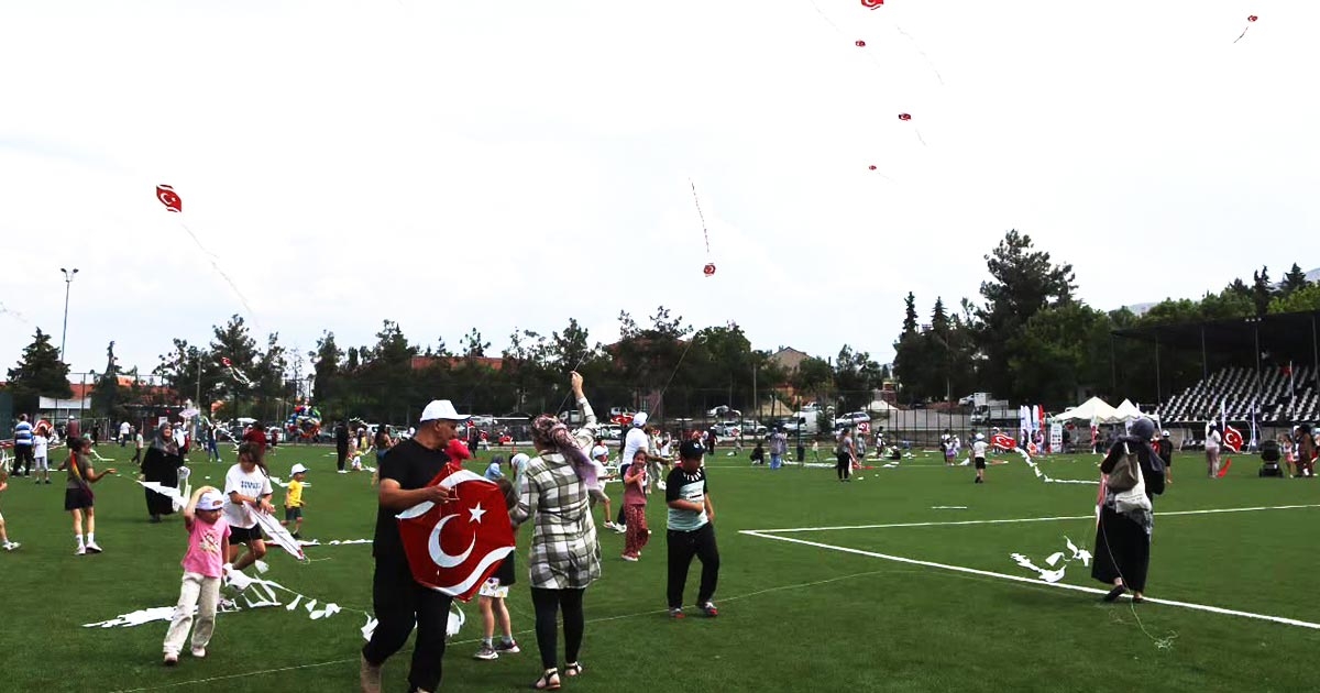 ÇAL’DA GÖKYÜZÜ UÇURTMALARLA RENKLENDİ