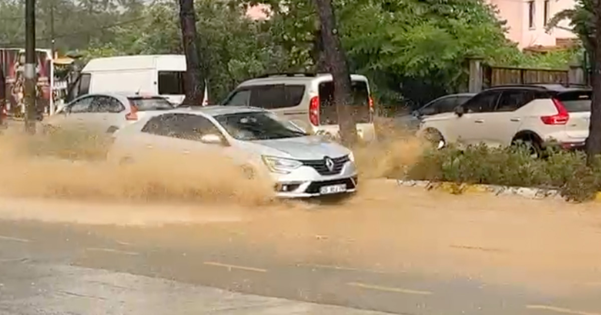 Denizli’de sağanak yağmur hayatı olumsuz etkiledi