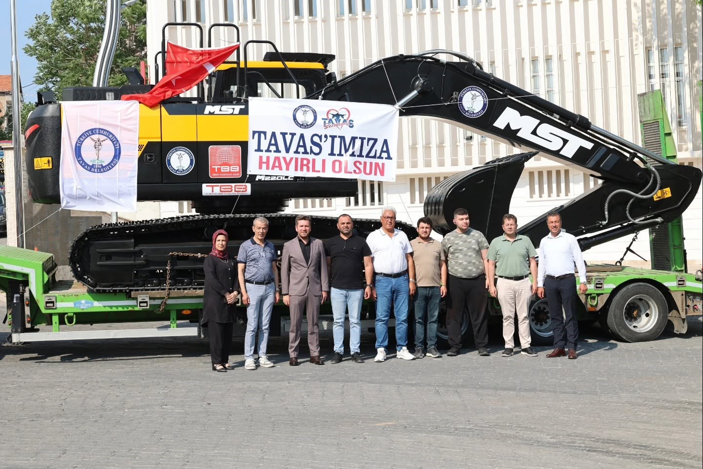 Tavas Belediyesine 22 tonluk yeni ekskavatör kazandırıldı