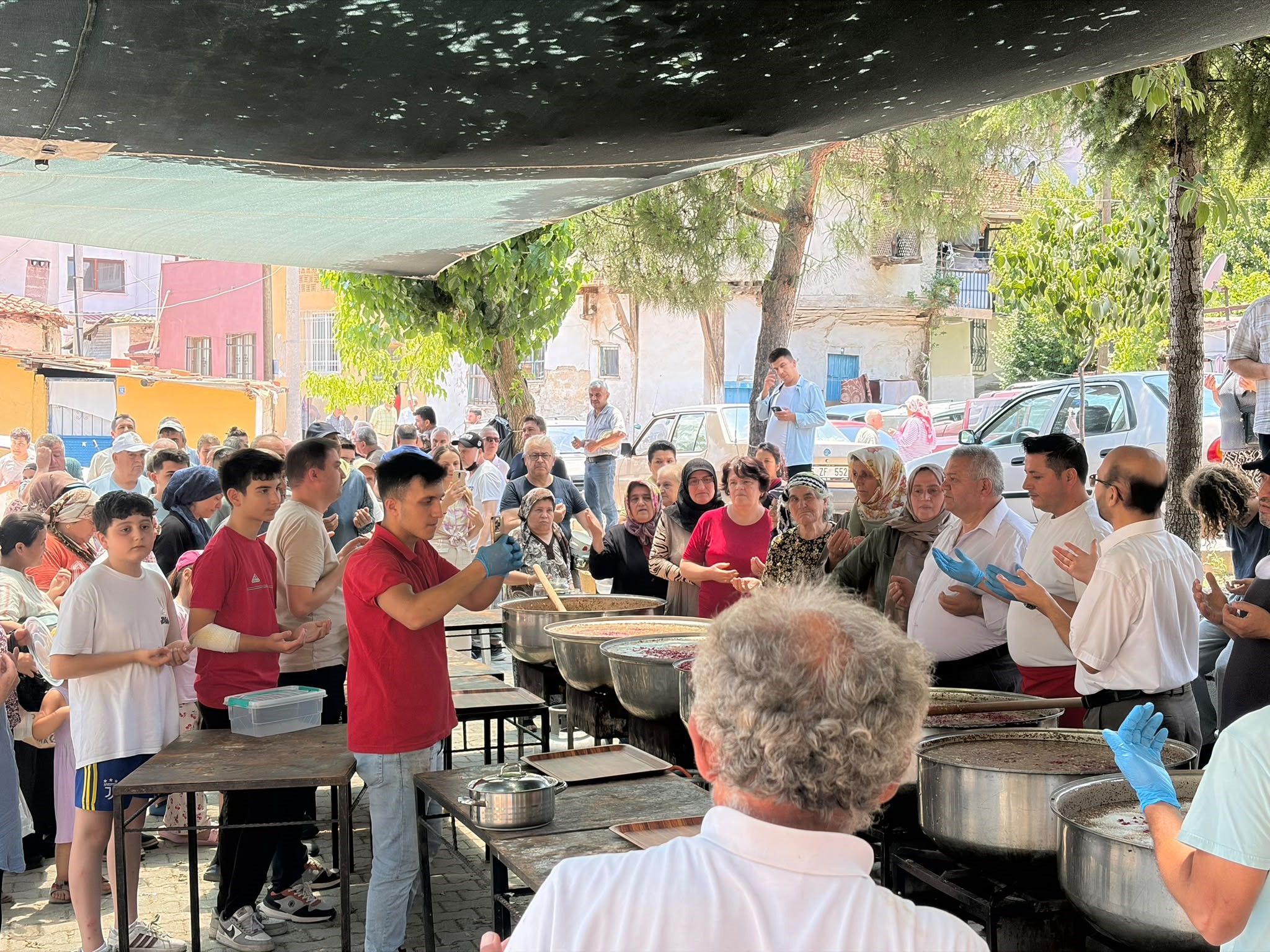 Güroluk Mahallesi’nde 34 yıllık aşure geleneği yaşatılıyor