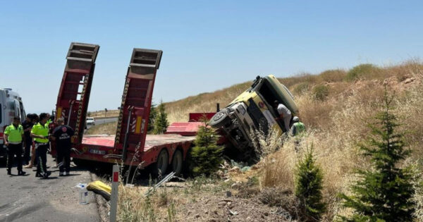 Ulubey yolunda tır devrildi: 1’i ağır 3 yaralı