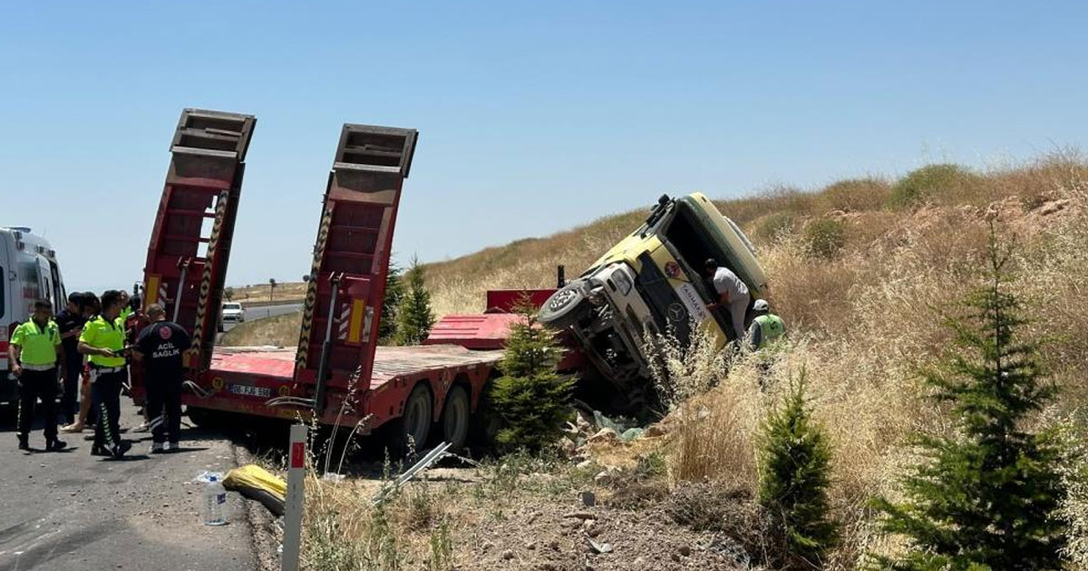 Ulubey yolunda tır devrildi: 1’i ağır 3 yaralı