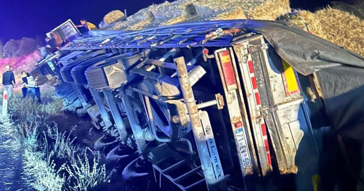 Saman yüklü tır devrildi: 1 ağır yaralı yaralı 
