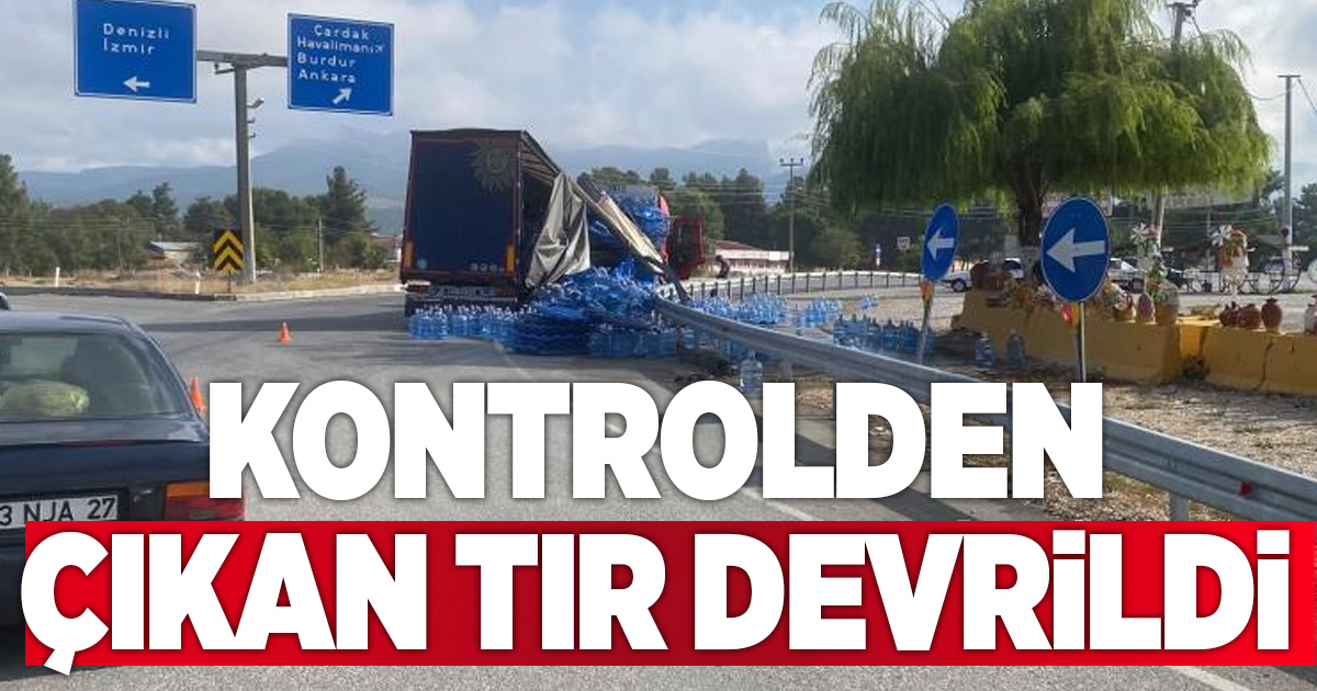 Virajı alamayan su yüklü tır devrildi
