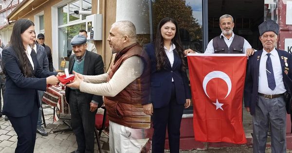 BAKLAN’DA ESNAFA TÜRK BAYRAĞI DAĞITILDI