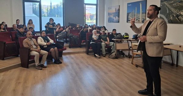 “BAŞARI TESADÜF DEĞİL, EMEK İŞİDİR” DİYEREK GENÇLERE MESAJ VERDİ