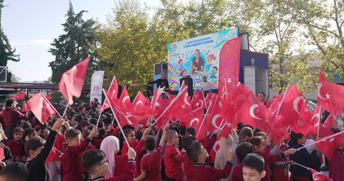 Binlerce öğrenci gönüllerince eğlendi